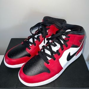 Jordan 1 Mid Chicago Black Toe (GS) Size 7Y = 8.5W
